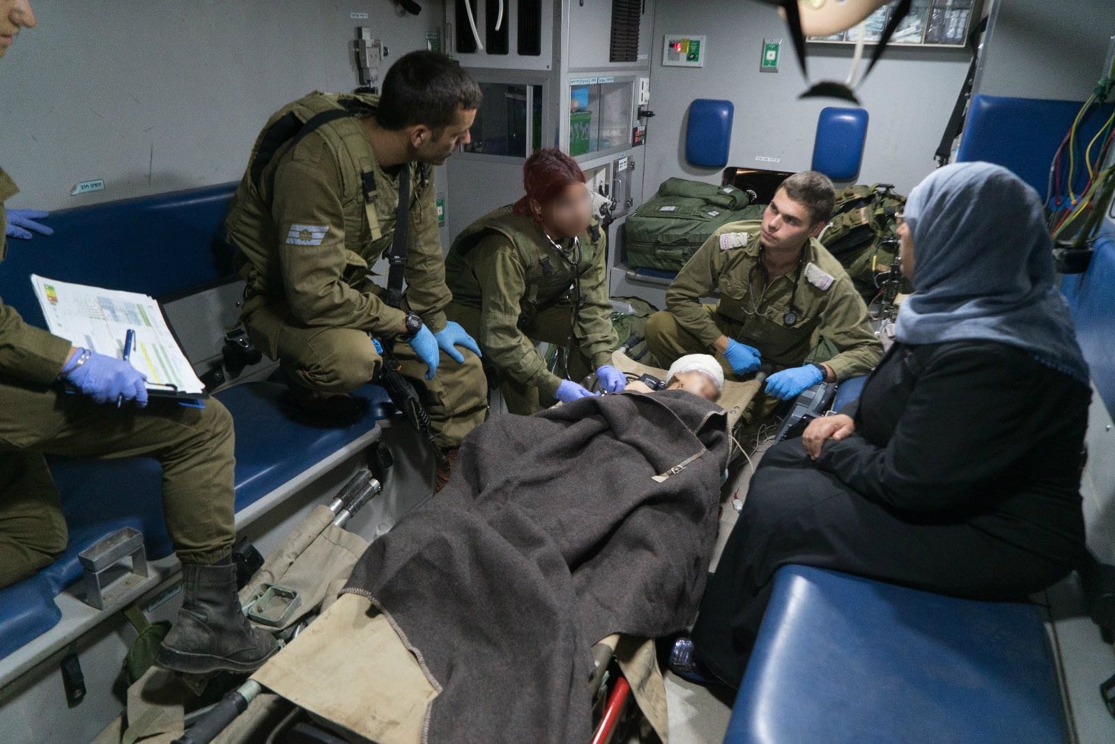 Medicos Israelenses da IDF cuidando de Sirios