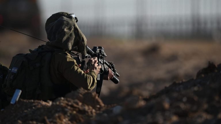 soldado da idf na fronteira com gaza