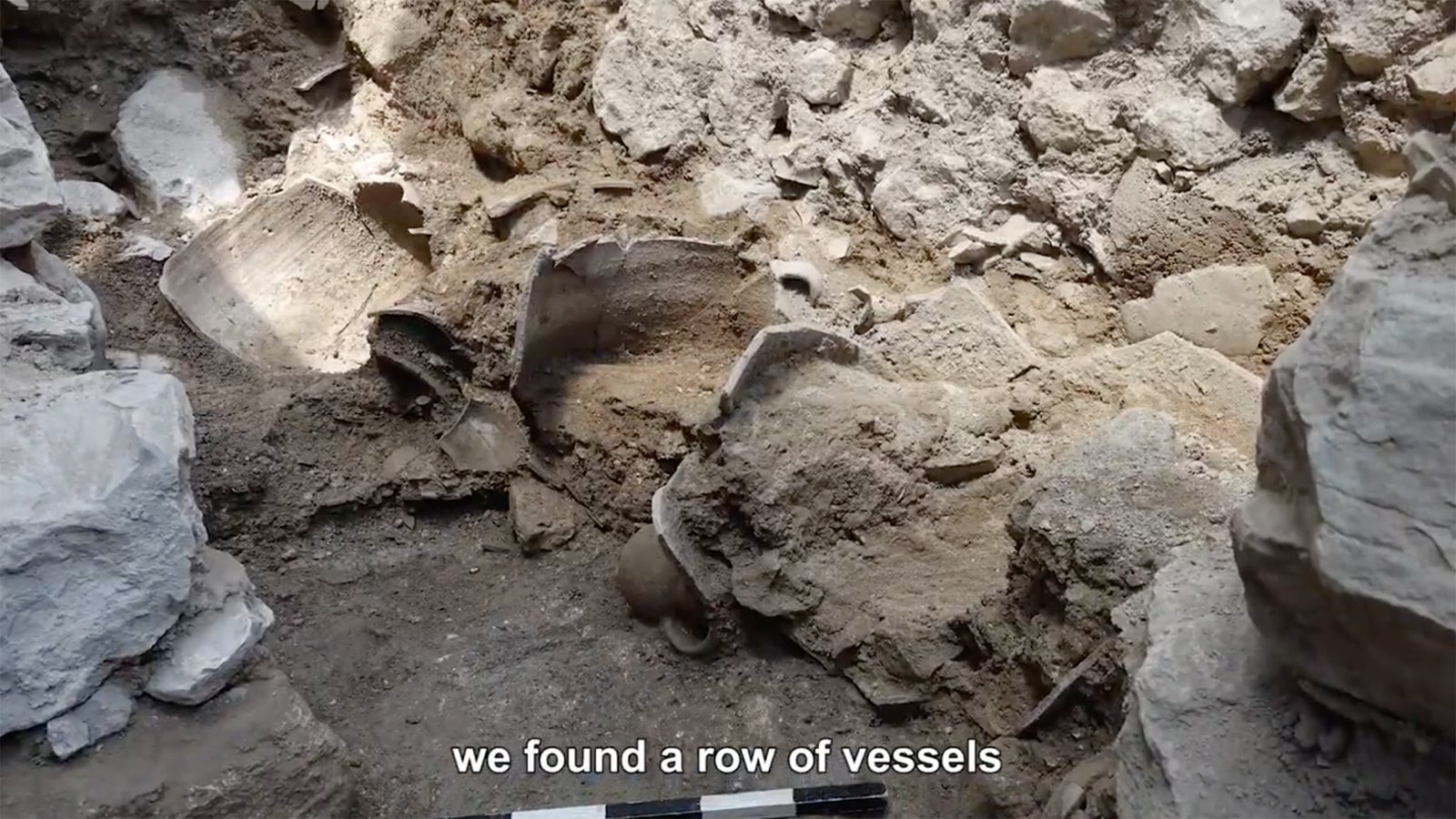 vasos destruidos durante o terremoto nos dias do rei Uzias