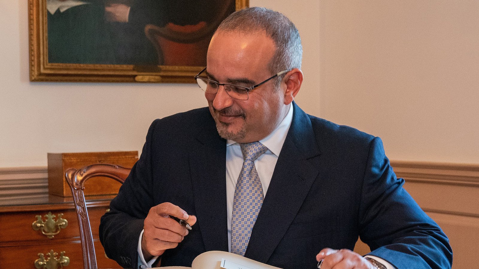 Bahraini Crown Prince Salman bin Hamad Al Khalifa Signs Secretary Pompeos Guestbook  cropped