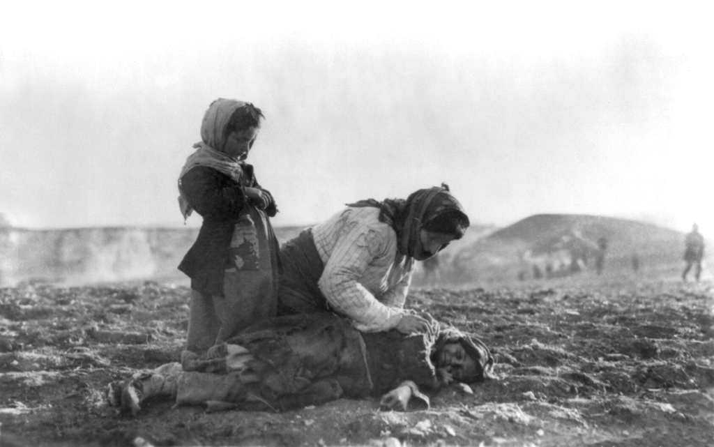 Mãe armênia lamentando-se sobre o corpo de sua menina em um campo perto de Aleppo