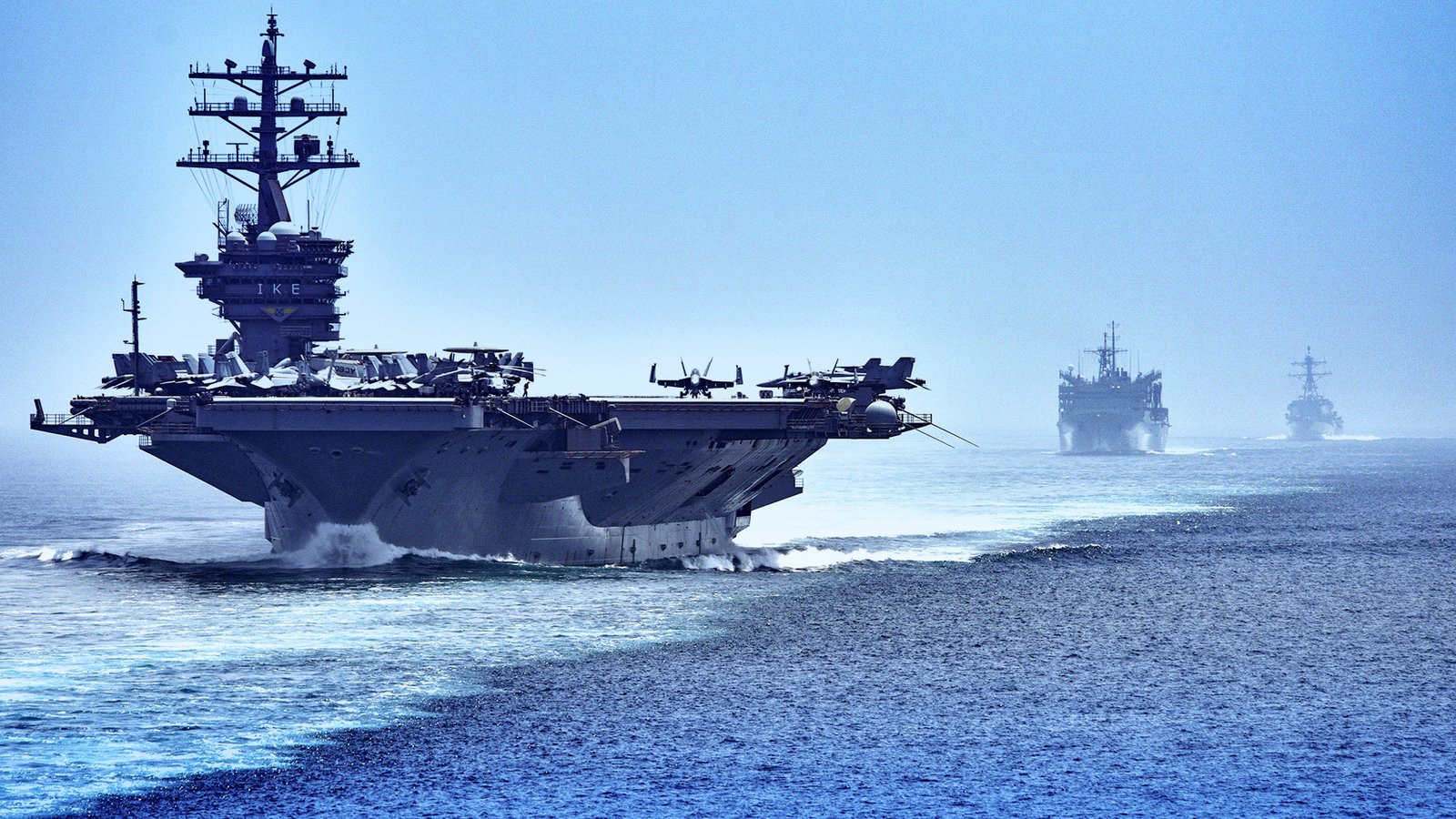 O porta-aviões USS Dwight D. Eisenhower (CVN 69), seguido pelo navio de apoio de combate rápido USNS Arctic (T-AOE 8) e pelo destróier de mísseis guiados USS Nitze (DDG 94), transitam pelo Estreito de Ormuz.
