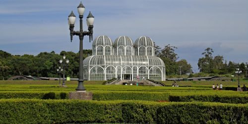 Moção de Apoio a Israel e ao Povo Iraniano é Entregue a Miguel Nicolaevsky Durante Seminário em Curitiba