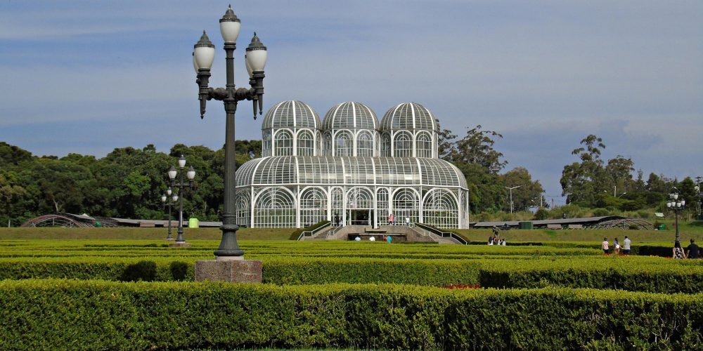 Moção de Apoio a Israel e ao Povo Iraniano é Entregue a Miguel Nicolaevsky Durante Seminário em Curitiba