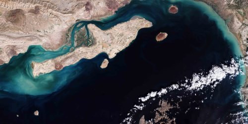 Golfo Pérsico: Irã redesenha rotas no Estreito de Ormuz enquanto EUA eleva pressão sobre Teerã e NATO