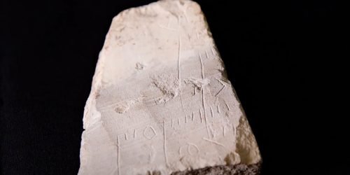 Foto Autoridade de Antiguidades de Israel: Inscrição financeira descoberta na Cidade de Davi