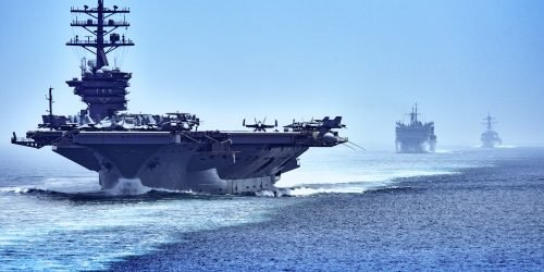 O porta-aviões USS Dwight D. Eisenhower (CVN 69), seguido pelo navio de apoio de combate rápido USNS Arctic (T-AOE 8) e pelo destróier de mísseis guiados USS Nitze (DDG 94), transitam pelo Estreito de Ormuz.
