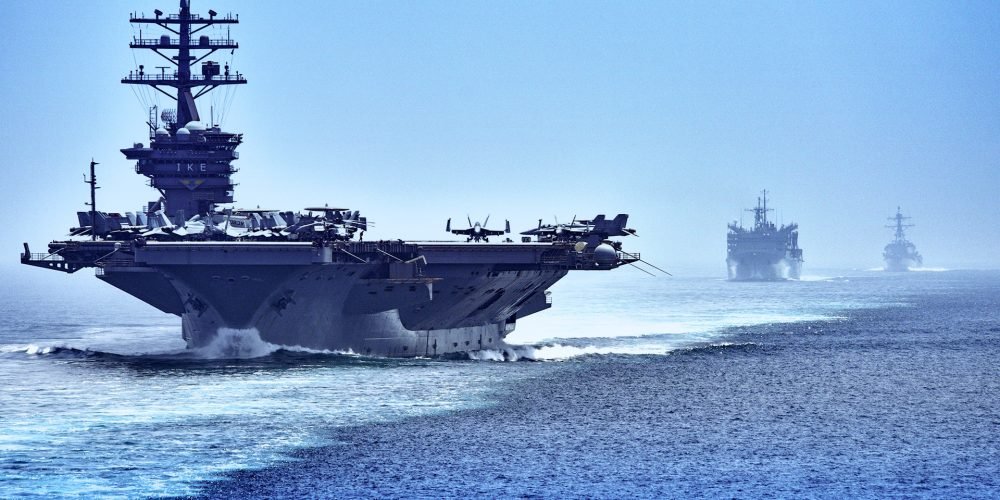 O porta-aviões USS Dwight D. Eisenhower (CVN 69), seguido pelo navio de apoio de combate rápido USNS Arctic (T-AOE 8) e pelo destróier de mísseis guiados USS Nitze (DDG 94), transitam pelo Estreito de Ormuz.