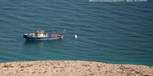barco de pesquisa no mar morto