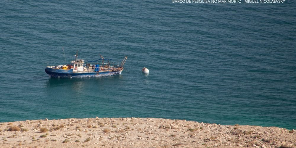 barco de pesquisa no mar morto