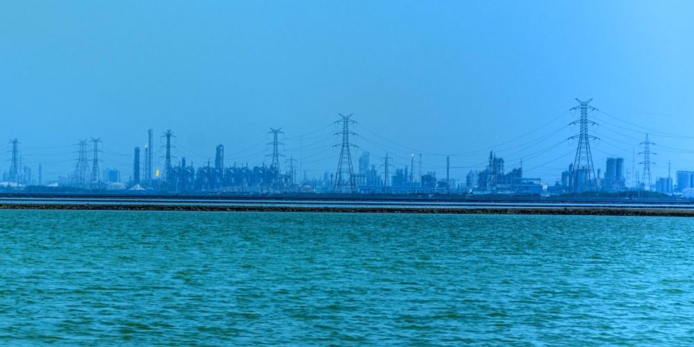 Israel contra-ataca em complexo petroquímico no Irã