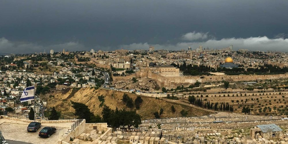 monte do templo em tempestade