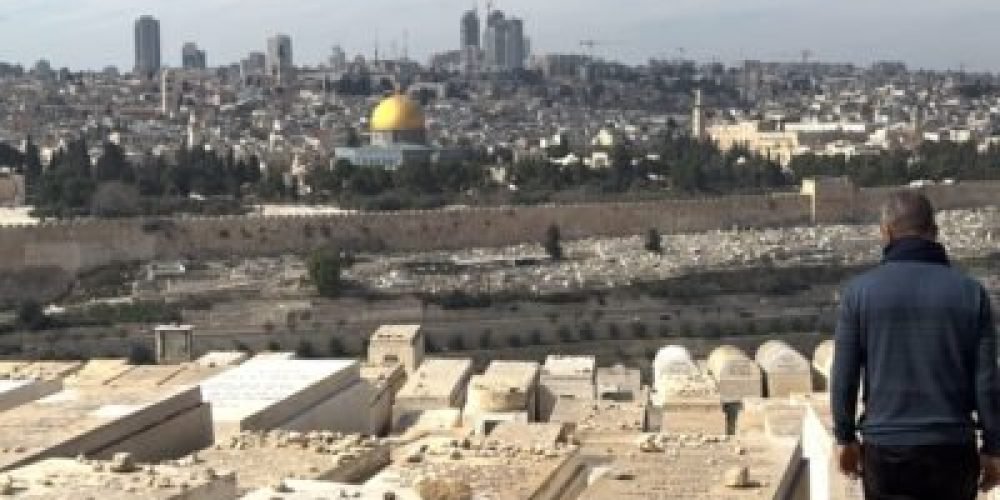 O Significado das Pedras nos Túmulos Judaicos: Uma Tradição Milenar