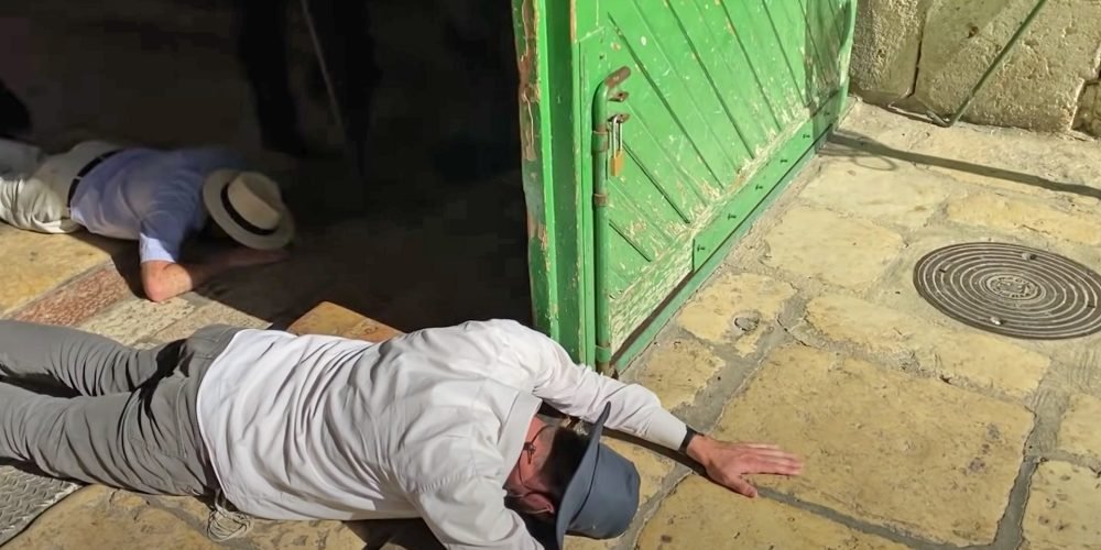 prostrando se diante do santo dos santos