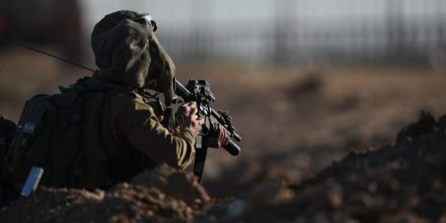 soldado da idf na fronteira com gaza