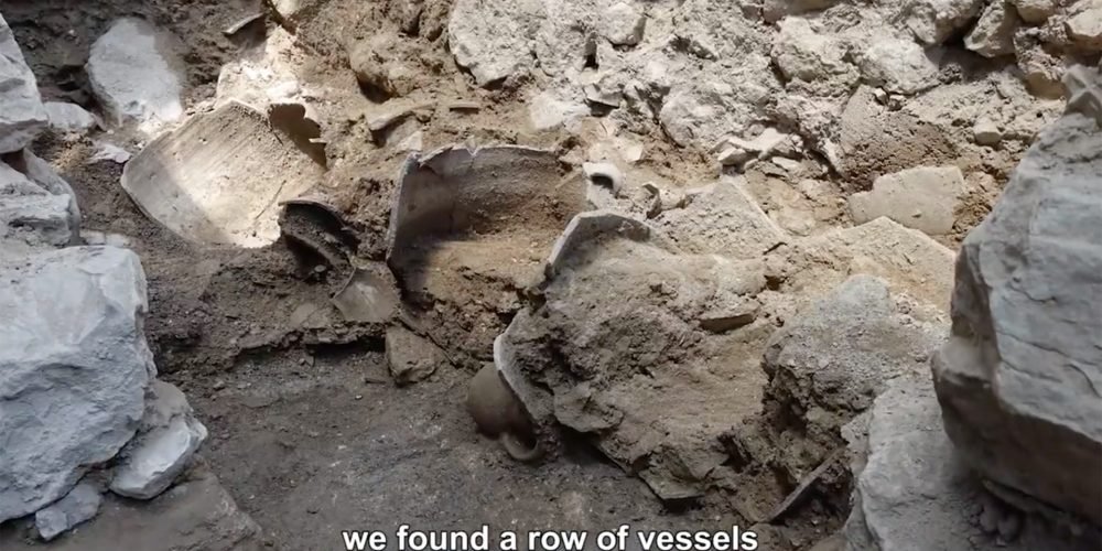 vasos destruidos durante o terremoto nos dias do rei Uzias